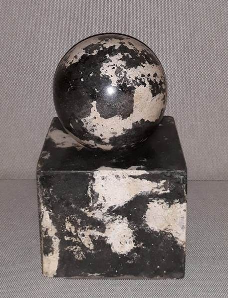 Image représentant Boule sur cube