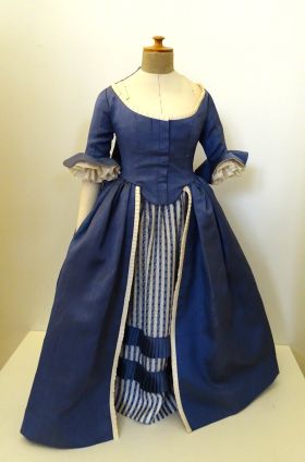 Image représentant Modèle réduit contemporain d'une robe féminine de style XVIIIe siècle (circa 1750-1780). - Costume de femme