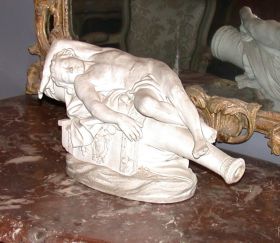 Image représentant Turenne enfant couché sur un affût de canon - Statuette